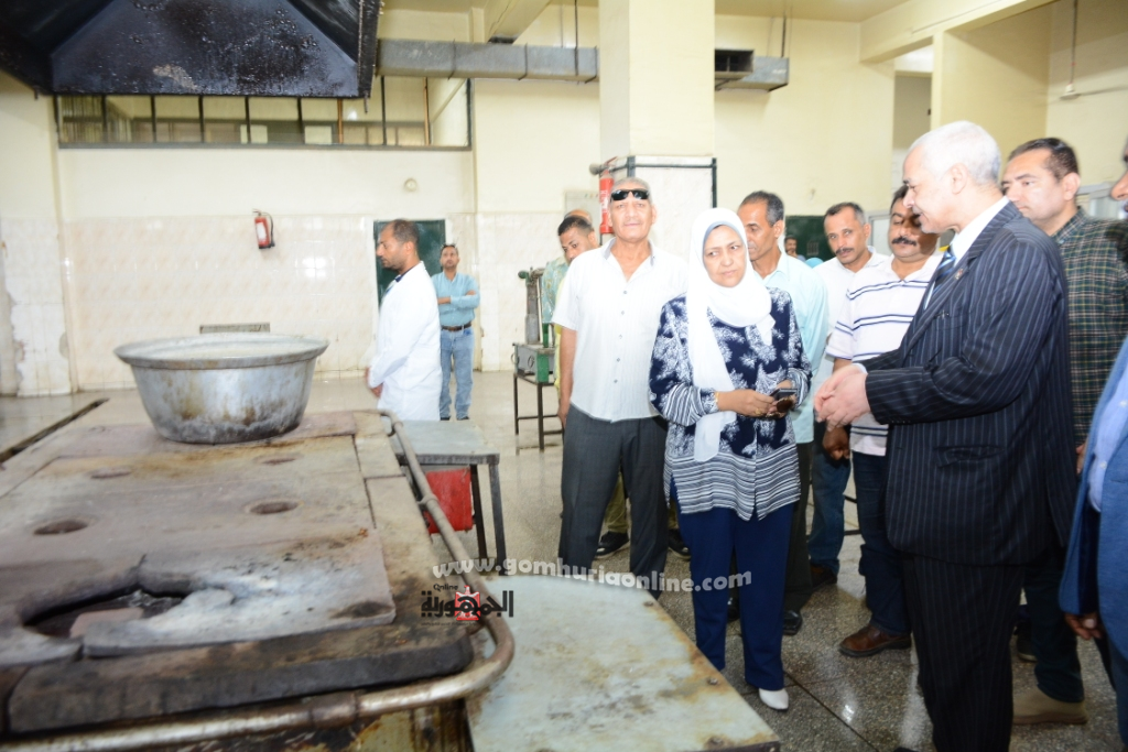 نائب رئيس جامعة أسيوط في جولة تفقدية بالمطعم المركزي بالجامعة ويتابع أعمال التطوير بكلية الصيدلة