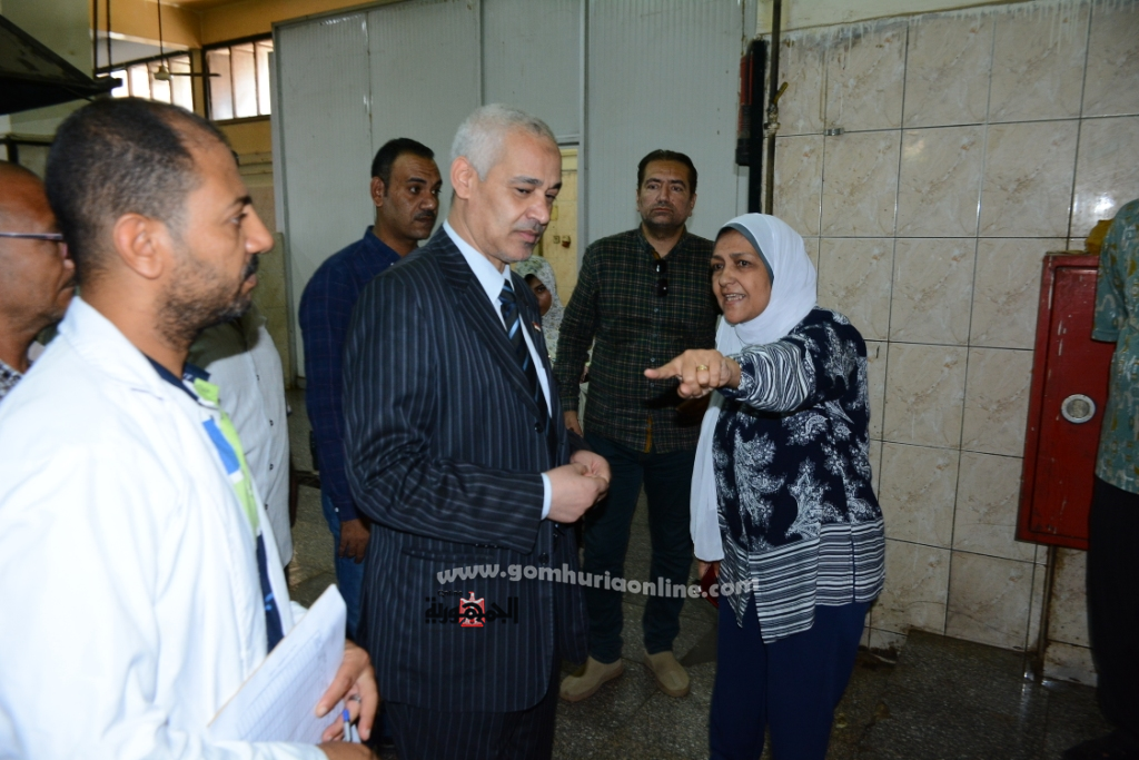 نائب رئيس جامعة أسيوط في جولة تفقدية بالمطعم المركزي بالجامعة ويتابع أعمال التطوير بكلية الصيدلة