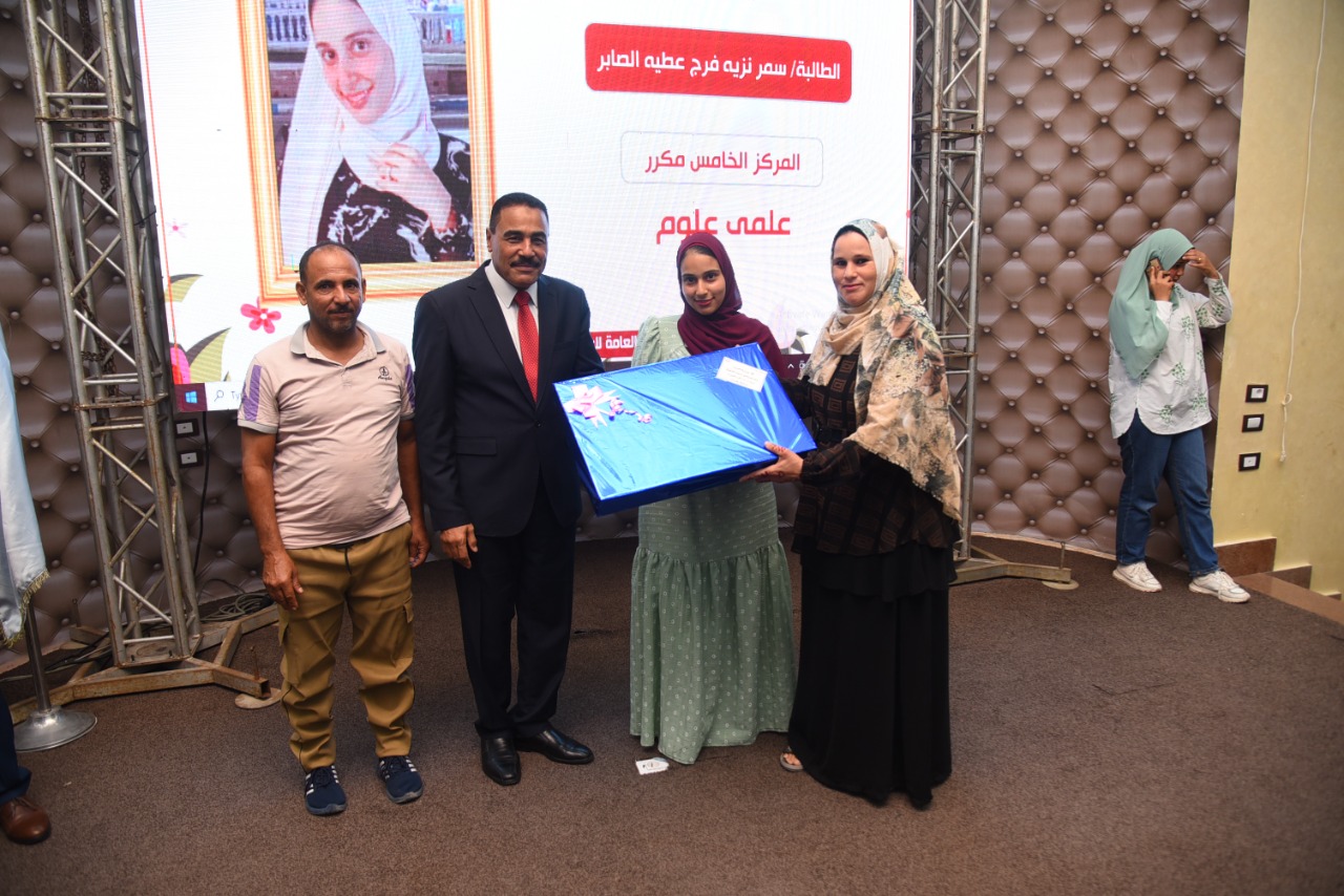 محافظ مطروح يكرم أوائل الشهادات الثانوية العامة والأزهرية والدبلومات الفنية والشهادة الإعدادية