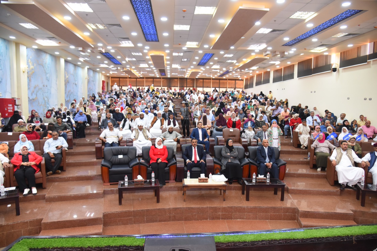 محافظ مطروح يكرم أوائل الشهادات الثانوية العامة والأزهرية والدبلومات الفنية والشهادة الإعدادية