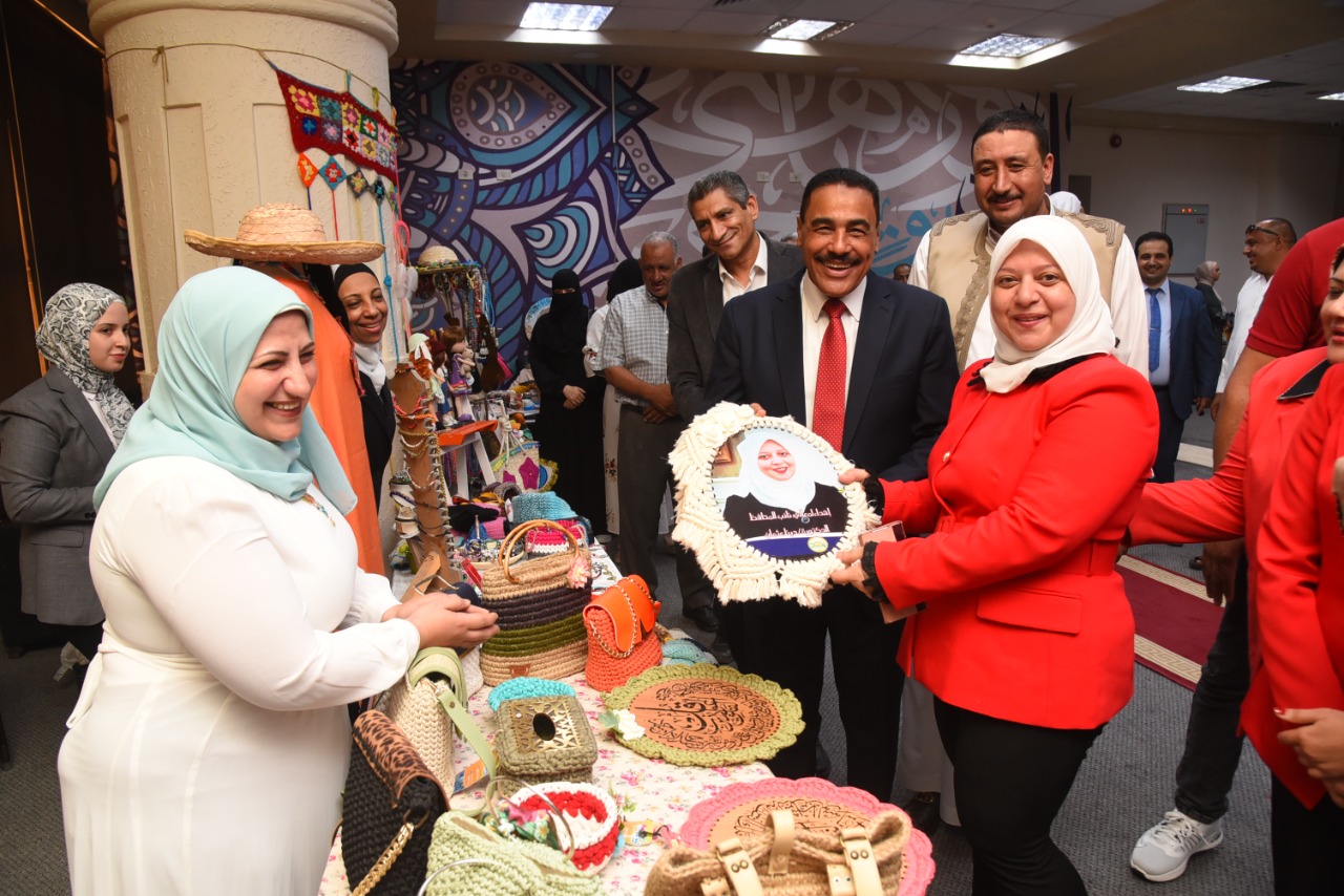 شعيب يتفقد معرض مشغولات أيادى مصرية بمطروح