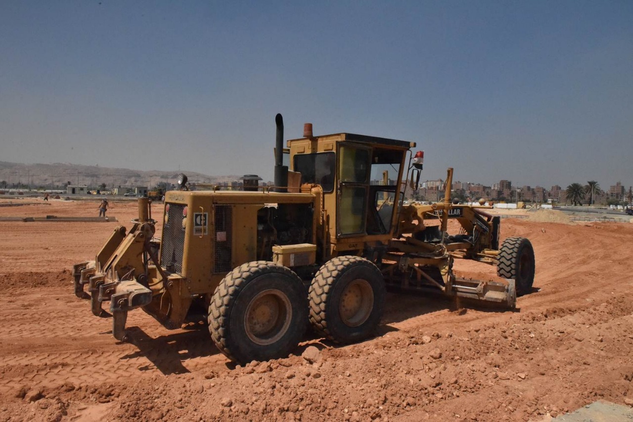 محافظ أسيوط يتفقد الأعمال النهائية لمحور الهضبة الغربية وتطوير الطريق الدائرى