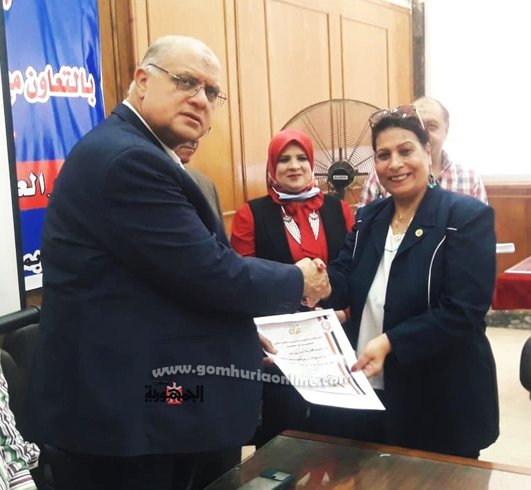 المهندس خالد الفقى يكرم إحدى النقابيات