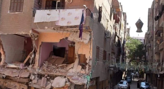 النيابة الإدارية تعاين موقع انهيار عقار العمرانية