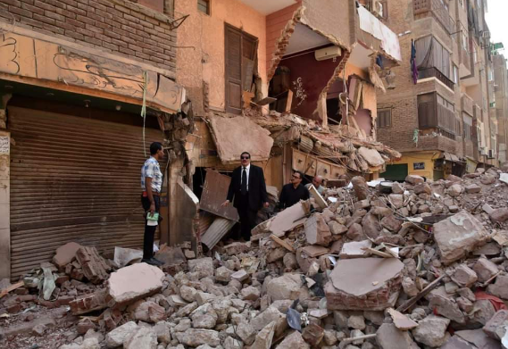 النيابة الإدارية تعاين موقع انهيار عقار العمرانية