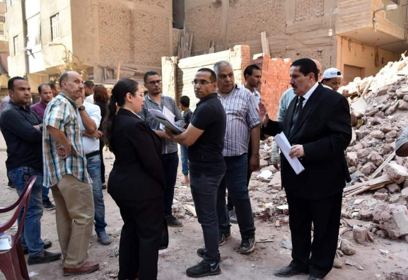 النيابة الإدارية تعاين موقع انهيار عقار العمرانية