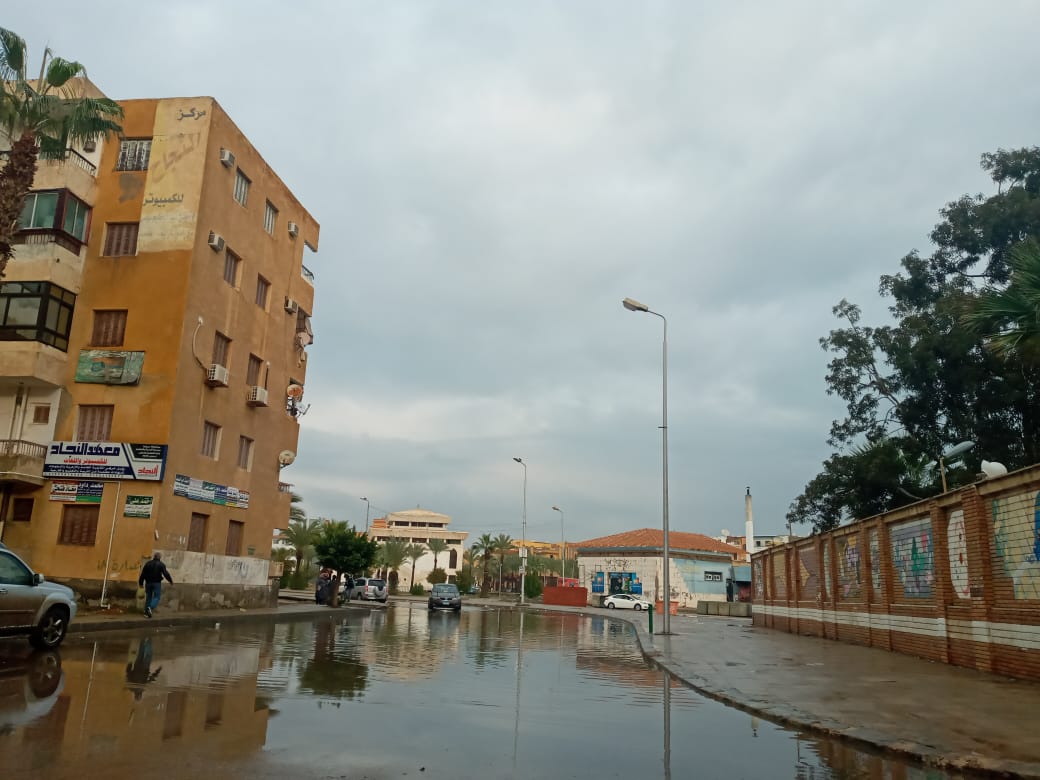 جهاز مدينة دمياط الجديدة  يفشل فى السيطرة على مياه الأمطار .. صور وفيديو