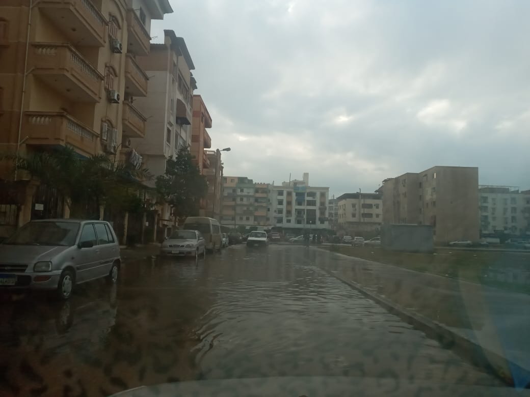 جهاز مدينة دمياط الجديدة  يفشل فى السيطرة على مياه الأمطار .. صور وفيديو