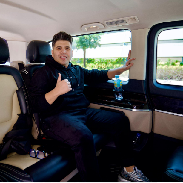 الفنان عمر كمال يصل الإمارات لإحياء حفل بطولة الوحدة 