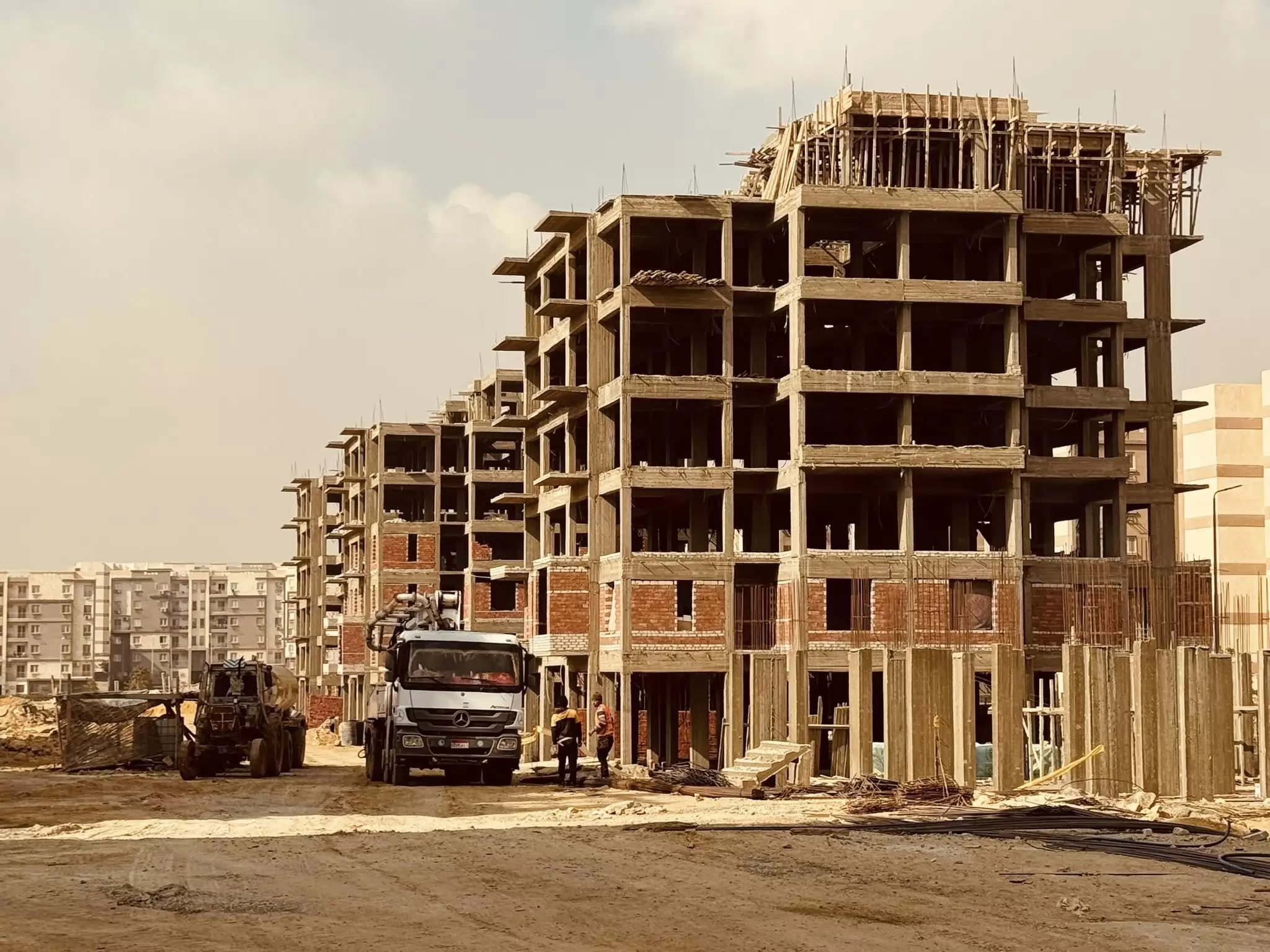 رئيس الجهاز: الالتزام بمعايير الجودة في مشروع ديارنا بالتجمع الثالث 