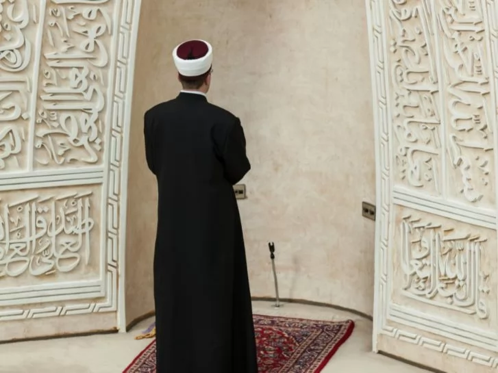 شروط الإمامة في الصلاة وضوابطها الشرعية والتنظيمية 