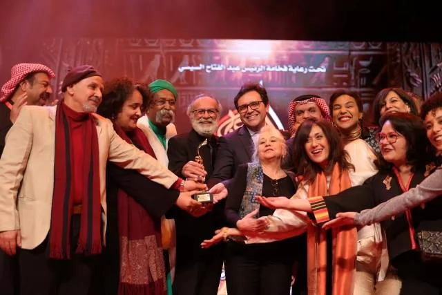 إسماعيل عبدالله يتوسط مخرجي عروض الدورة