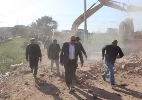 محافظ القليوبية يشهد حملة مكبرة لإزالة التعديات بالقناطر الخيرية 