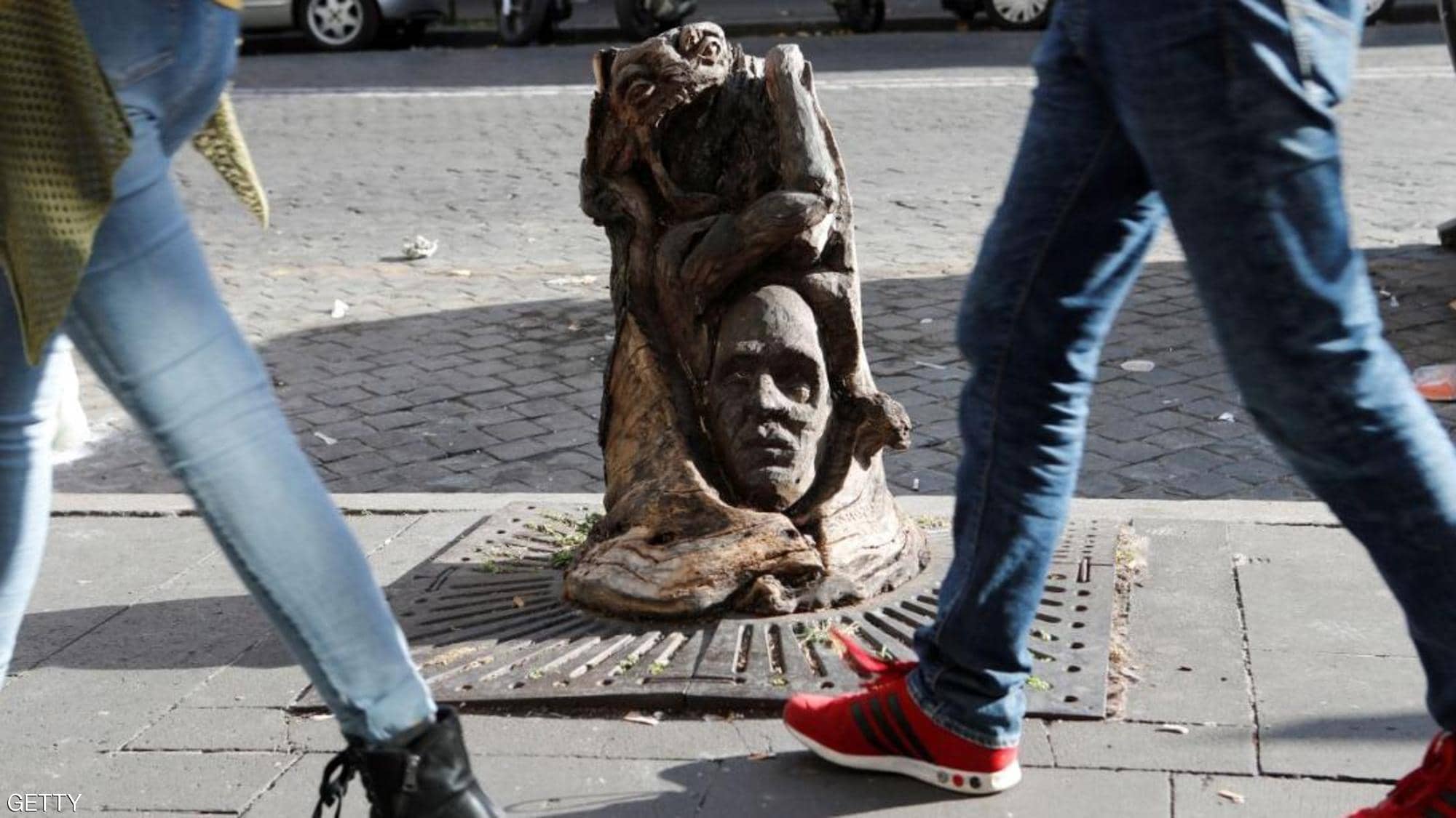 جذوع الأشجار الميتة تتحول إلى لوحات فنية في  ايطاليا..صور