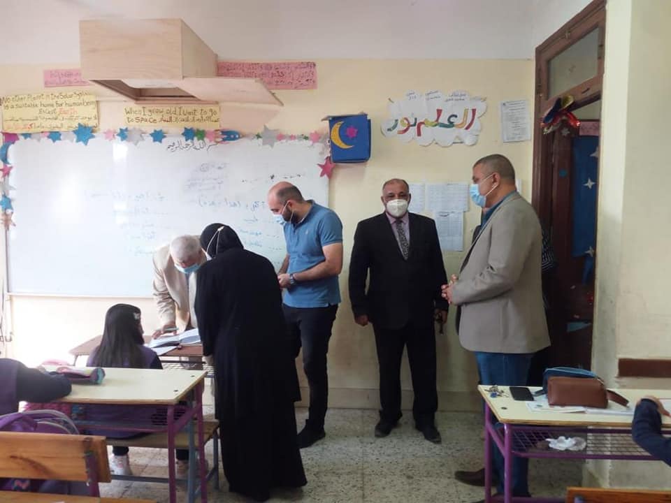 خالد النمر وجمال أمين أثناء متابعة مدارس قويسنا