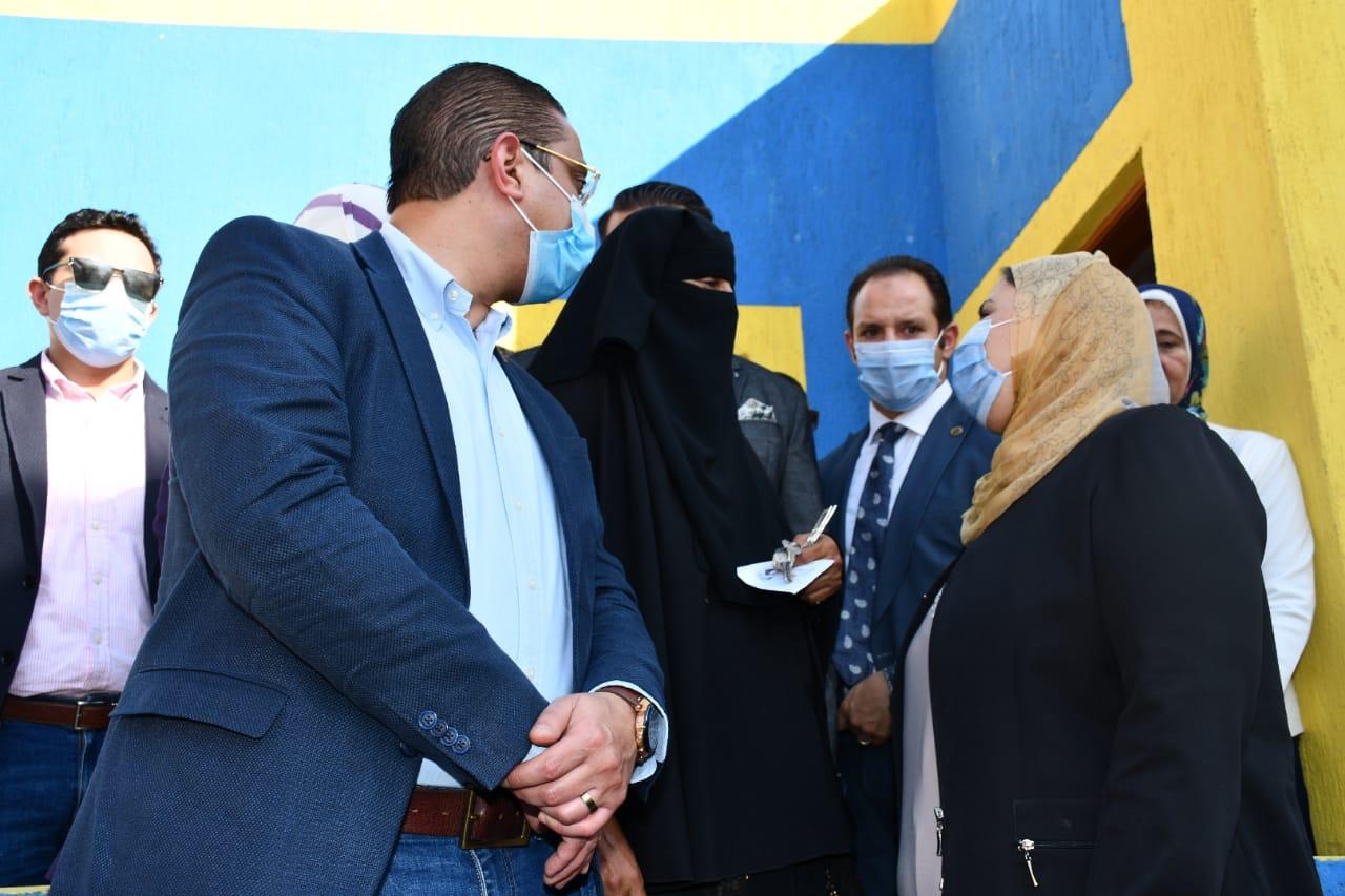 وزيرة التضامن الإجتماعي تتفقد وتفتتح عددا من المشروعات بالمحافظة