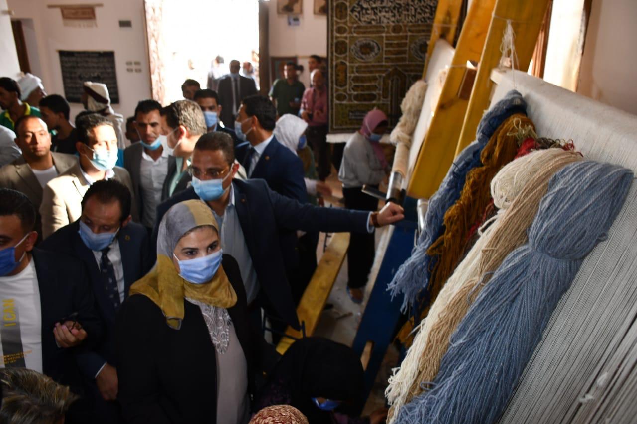 وزيرة التضامن الإجتماعي تتفقد وتفتتح عددا من المشروعات بالمحافظة