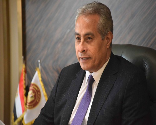 وزير العمل  حسن شحاتة. 