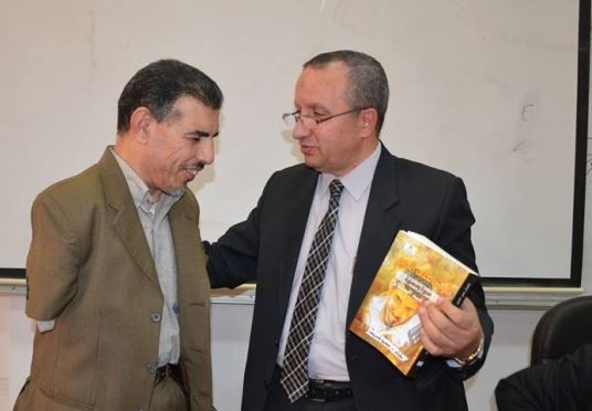     بترت ذراعيه ..  فتعلم الكتابه بفمه وأسنانه  !!