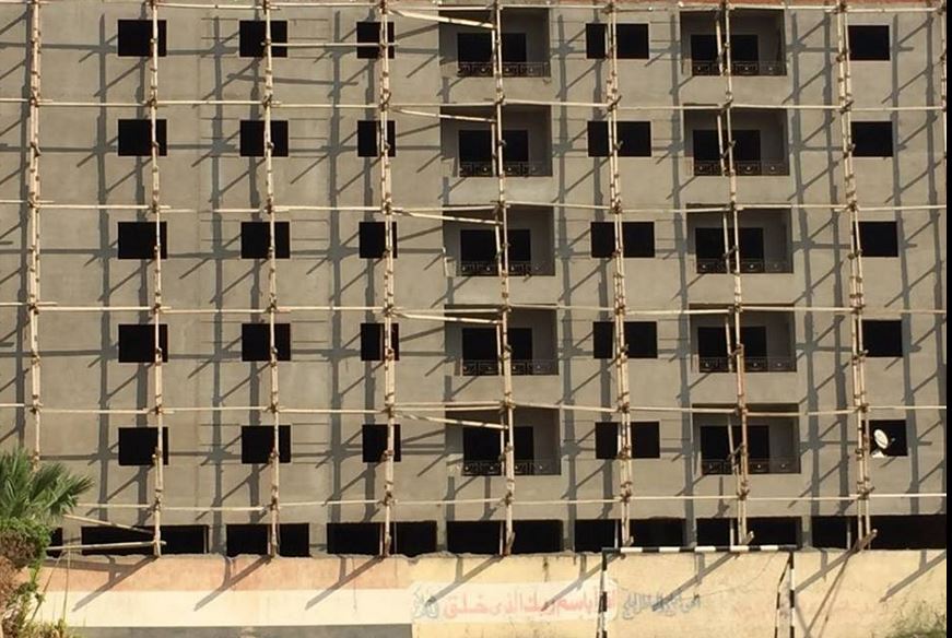  بعلم المسئولين بحي ثان طنطا وقيادات التربية والتعليم بالغربية .. مبني سكني يخالف القانون