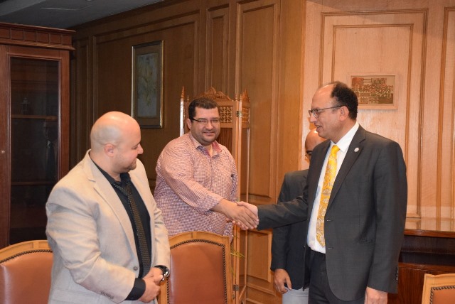 رئيس جامعة حلوان يكرم أهم إدارة الحرم الجامعى المتميزين.. بالأسماء