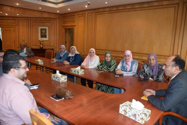 رئيس جامعة حلوان يكرم أهم إدارة الحرم الجامعى المتميزين.. بالأسماء