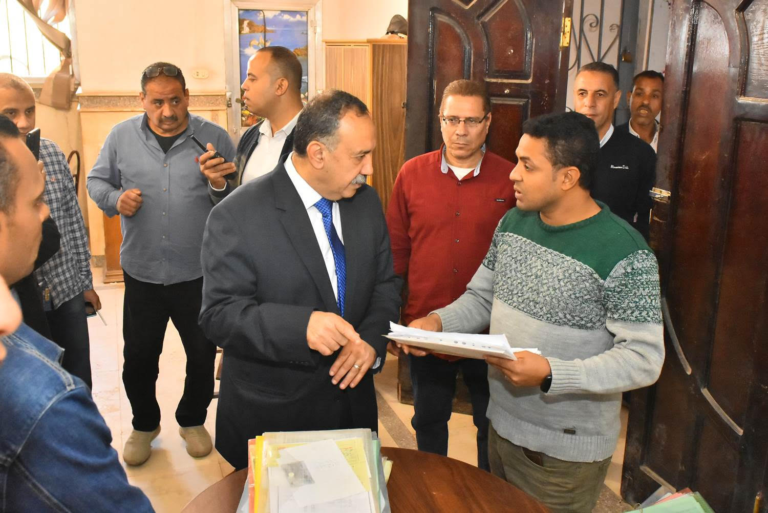 محافظ أسيوط مع المواطنين 