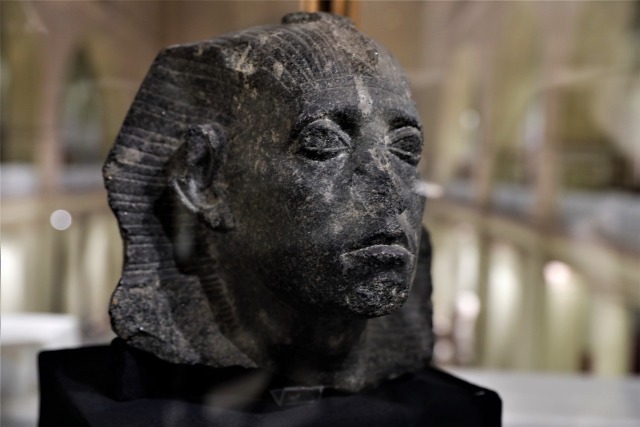 وزير الآثار والسفير الفرنسي يفتتحان معرضا للحفائر الفرنسية في مصر