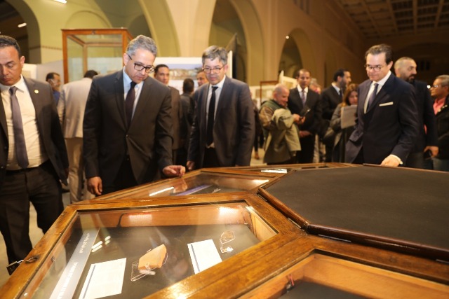 وزير الآثار والسفير الفرنسي يفتتحان معرضا للحفائر الفرنسية في مصر