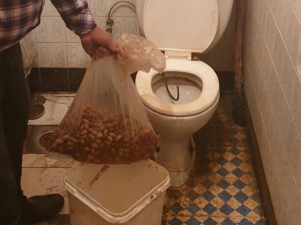 ضبط مخلل أثناء تصنيعه بدورة مياه أحد المحلات بادكو .. صور