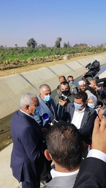  وزير الري يتفقد التجربه الخاصة بزراعة الاراضى الملحية باستخدام مياه الصرف الزراعى عالية الملوحه بالسويس