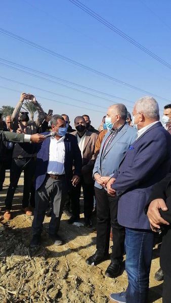  وزير الري يتفقد التجربه الخاصة بزراعة الاراضى الملحية باستخدام مياه الصرف الزراعى عالية الملوحه بالسويس