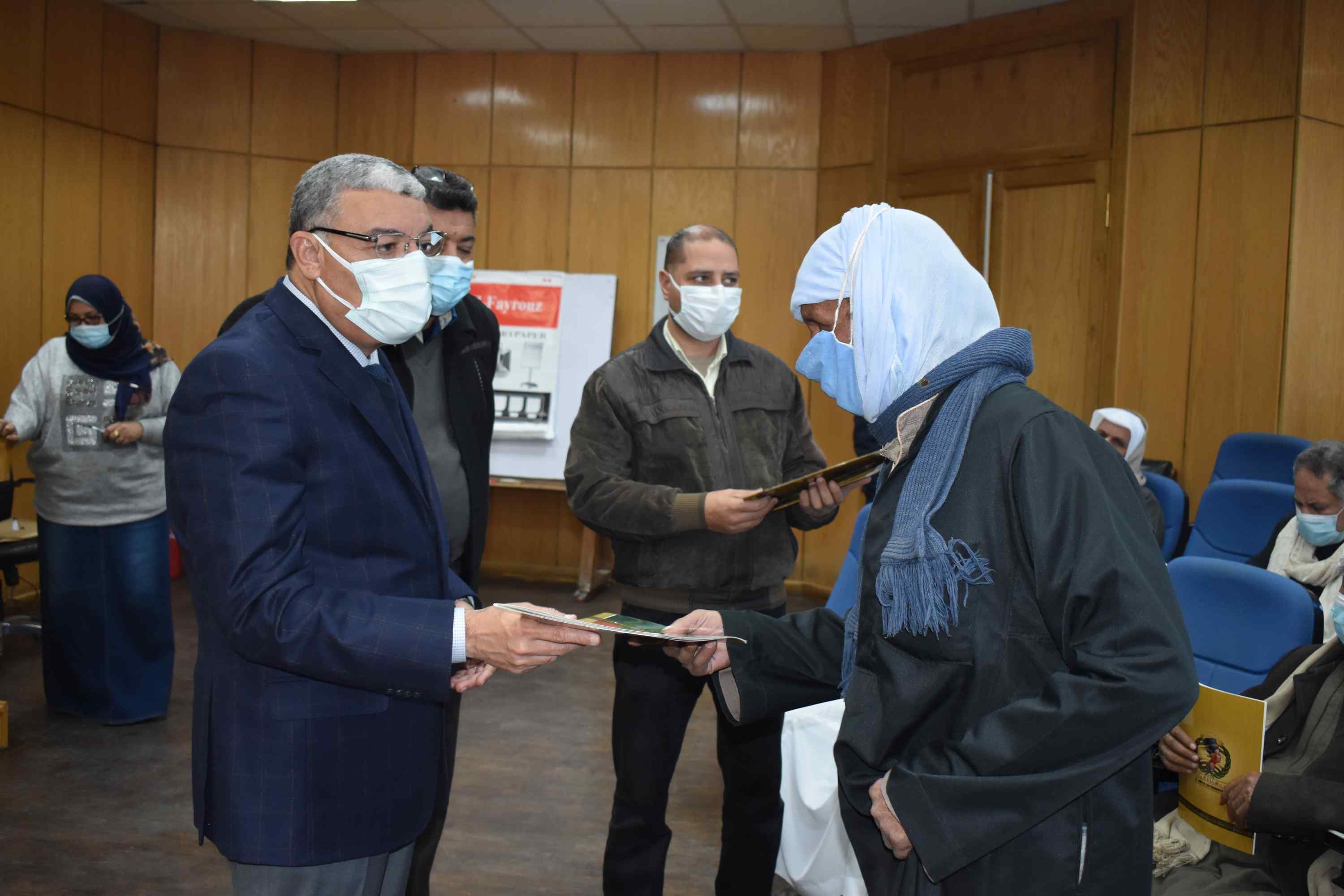 محافظ المنيا : تسليم 878 عقد تقنين الاوضاع على اراضى الدولة بالمنيا