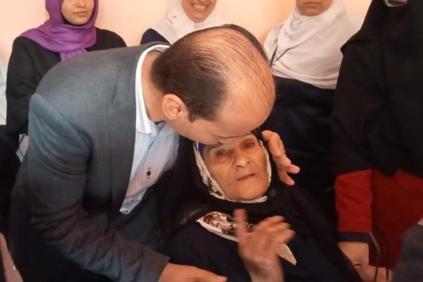 الجزار يكلف بإصطحاب سيدة مسنة  لاستكمال علاجها بمستشفي رمد بنها