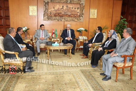 رئيس جامعة المنوفية خلال لقائه لجنة وزارة التخطيط