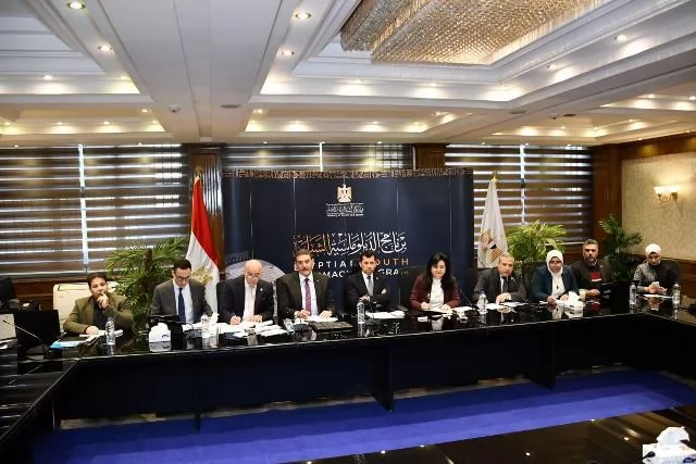 وزير الشباب يشهد جانبا من مقابلات الالتحاق ببرنامج الدبلوماسية الشبابية 