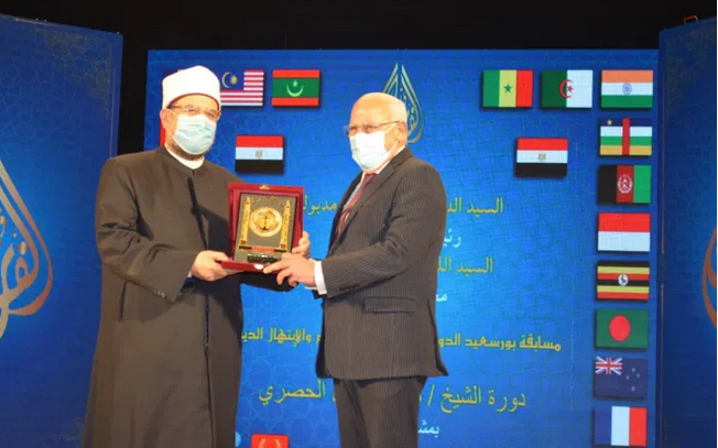 المحافظ يكرم وزير الاوقاف