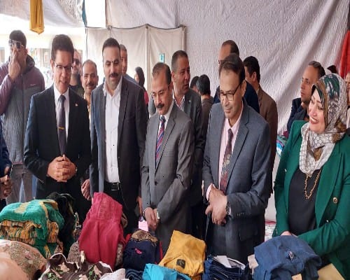 الجيزاوي يفتتح المعرض الخيري للملابس لطلاب تربية نوعية جامعة بنها