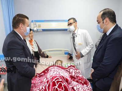 اللواء إبراهيم أبو ليمون محافظ المنوفية خلال زيارته لمستشفي قصر شبين للإطمئنان علي المصابين من غزة