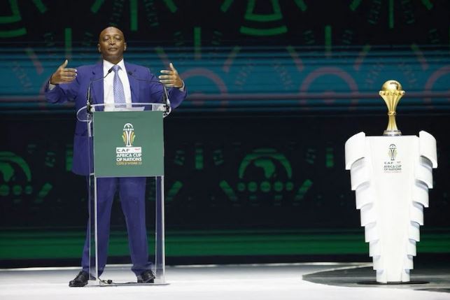 موتسيبي رئيس  الاتحاد الإفريقي لكرة القدم