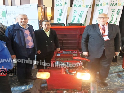 الدكتور خالد الأشهب و المهندس طارق الداعوش مع أحد المشاريع المشاركة
