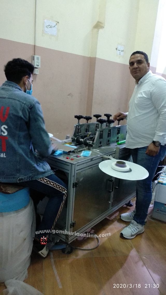 الشاب أحمد الدغيدي بشرف على إنتاج الكمامات الطبية