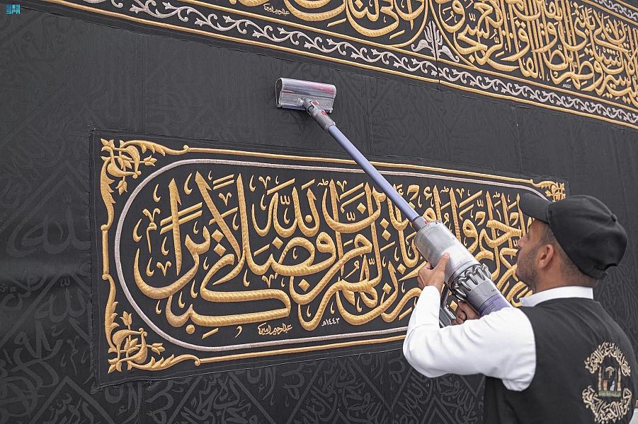 الكعبة تستعد لاستقبال شهر رمضان 