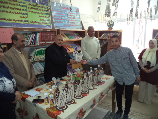 وكيل تعليم مطروح يكرم فريق مدرسة مصطفي أمين الثانوية بنين 