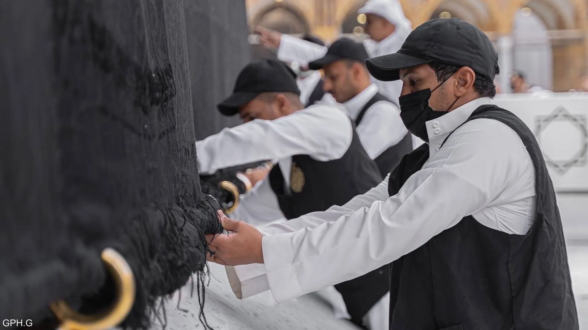 صيانة كسوة الكعبة استعداداً لشهر رمضان .. صور