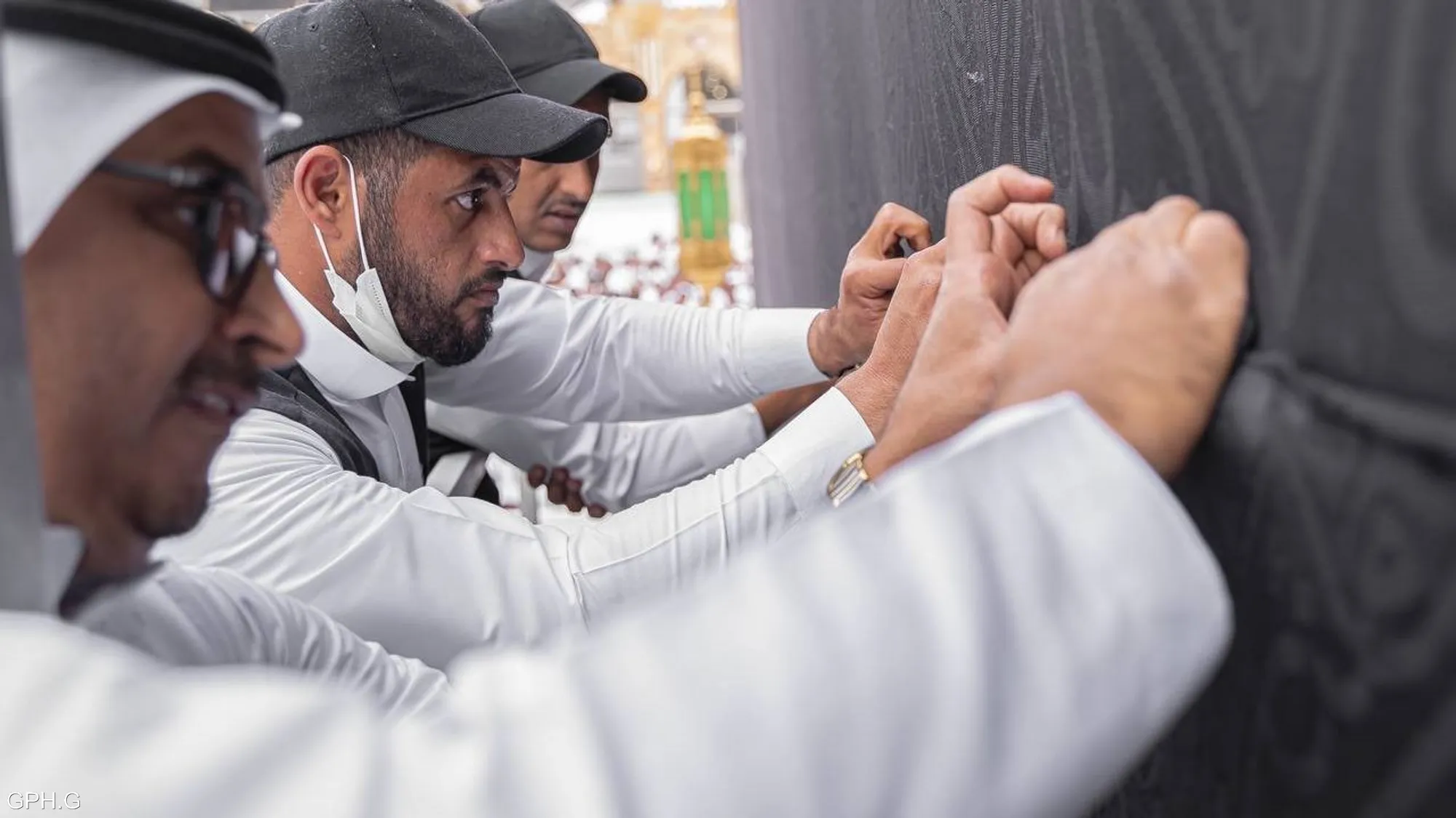 صيانة كسوة الكعبة استعداداً لشهر رمضان .. صور