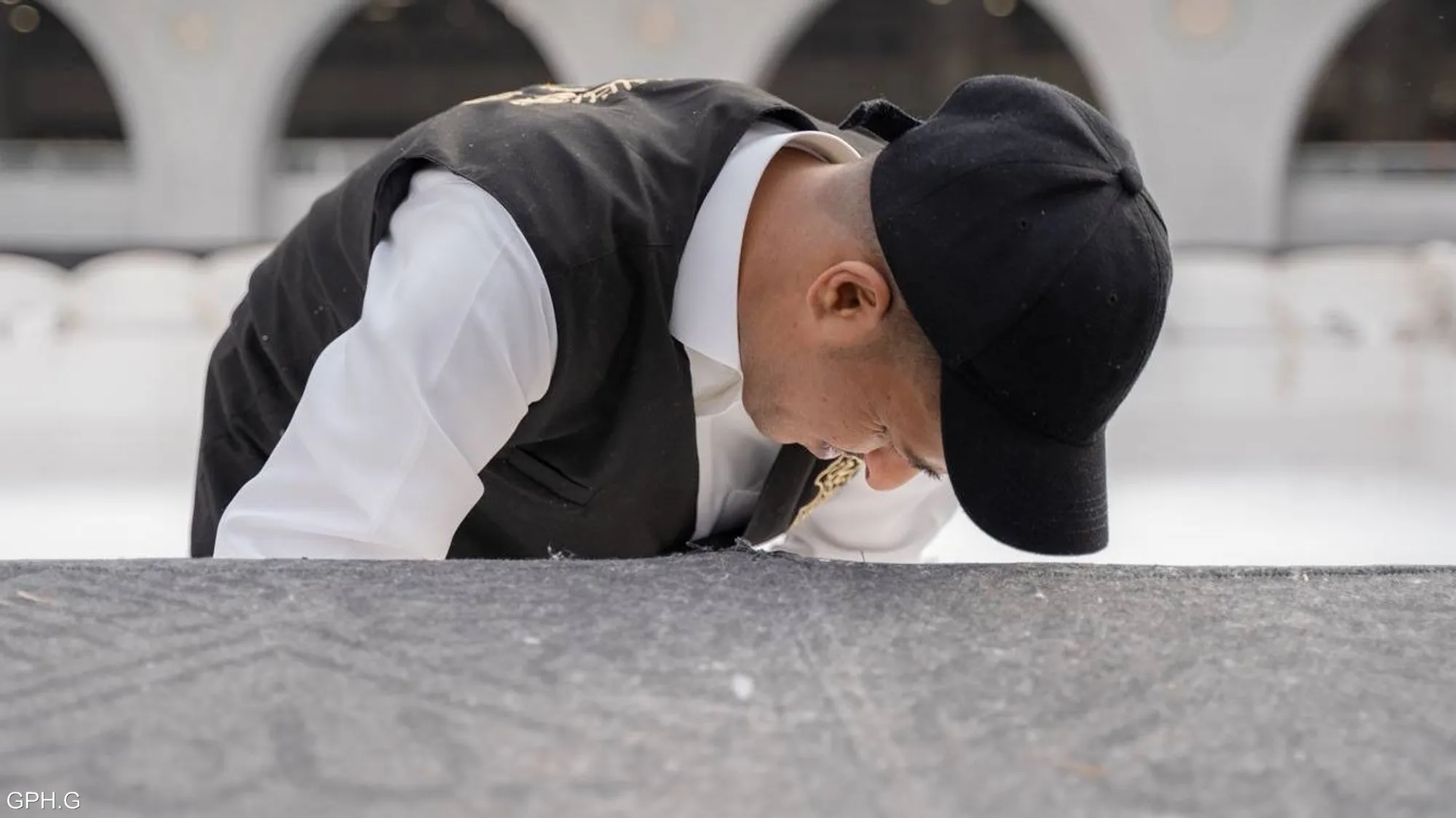 صيانة كسوة الكعبة استعداداً لشهر رمضان .. صور