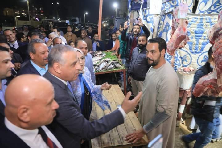 محافظ سوهاج يتفقد معرض 