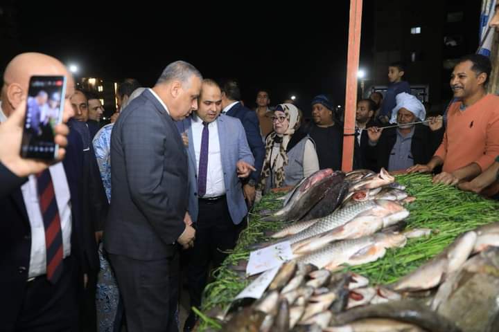 محافظ سوهاج يتفقد معرض 