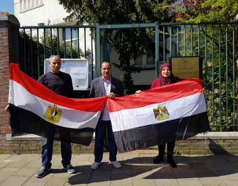 المصريون في كندا يلتقطون الصور التذكارية اثناء الادلاء بأصواتهم في الاستفتاء...صور